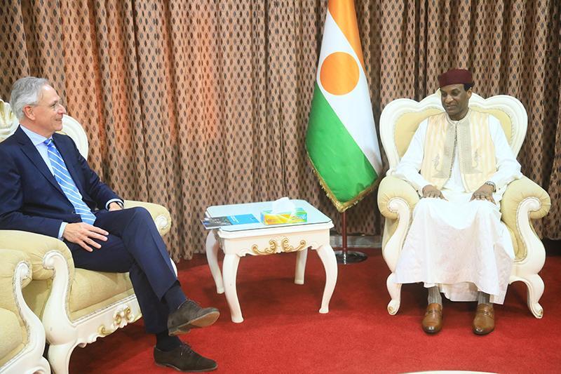 Au cabinet du Premier ministre : M. Ali Mahaman Lamine Zeine reçoit l’ambassadeur des pays Bas et une délégation de la Commission mixte Nigéro-nigériane Au cabinet du Premier ministre : M. Ali Mahaman Lamine Zeine reçoit l’ambassadeur des pays Bas et une délégation de la Commission mixte Nigéro-nigériane