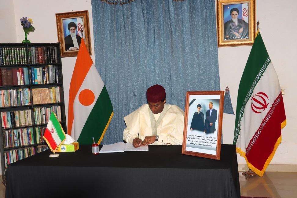 Décès du Président iranien : Le Premier Ministre nigérien signe le livre de condoléances ouvert à l’ambassade d’Iran à Niamey Décès du Président iranien : Le Premier Ministre nigérien signe le livre de condoléances ouvert à l’ambassade d’Iran à Niamey