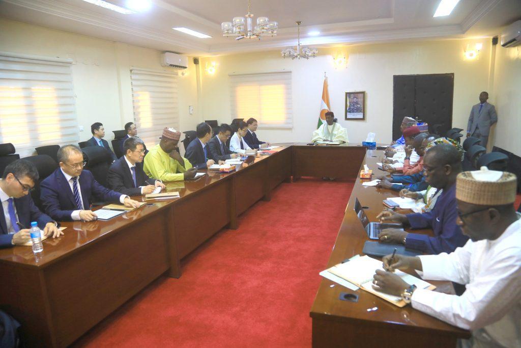 Au Cabinet du Premier ministre : M. Ali Mahaman Lamine Zeine préside une réunion avec une délégation du China National Oïl Gas Exploration and Développement Corporation (CNPC) Au Cabinet du Premier ministre : M. Ali Mahaman Lamine Zeine préside une réunion avec une délégation du China National Oïl Gas Exploration and Développement Corporation (CNPC)