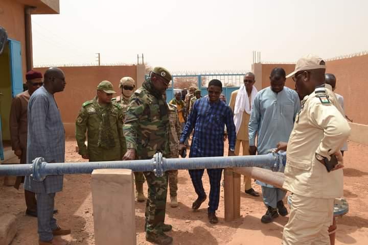 Mission du ministre de l’Hydraulique, de l’Assainissement et de l’Environnement à Agadez : Le Colonel Abdoulaye Maizama visite les services relevant de son département Ministériel Mission du ministre de l’Hydraulique, de l’Assainissement et de l’Environnement à Agadez : Le Colonel Abdoulaye Maizama visite les services relevant de son département Ministériel