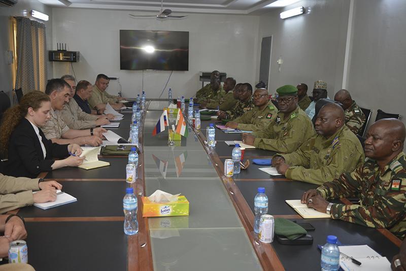 Coopération militaire : Le ministre de la Défense Nationale par intérim et le vice-ministre russe de la Défense tiennent une séance de travail à Niamey Coopération militaire : Le ministre de la Défense Nationale par intérim et le vice-ministre russe de la Défense tiennent une séance de travail à Niamey