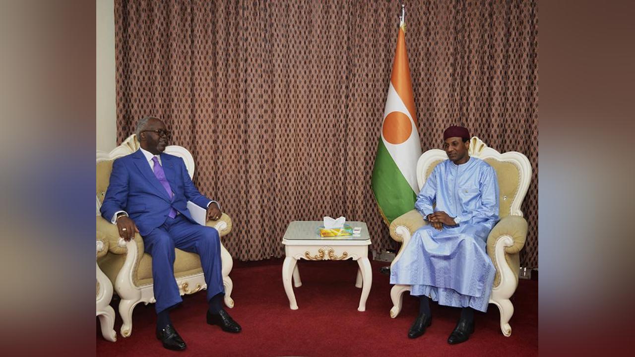 Au cabinet du Premier ministre : M. Ali Mahaman Lamine Zeine reçoit le ministre congolais de la Jeunesse, des Sports et de l’Education Civique Au cabinet du Premier ministre : M. Ali Mahaman Lamine Zeine reçoit le ministre congolais de la Jeunesse, des Sports et de l’Education Civique