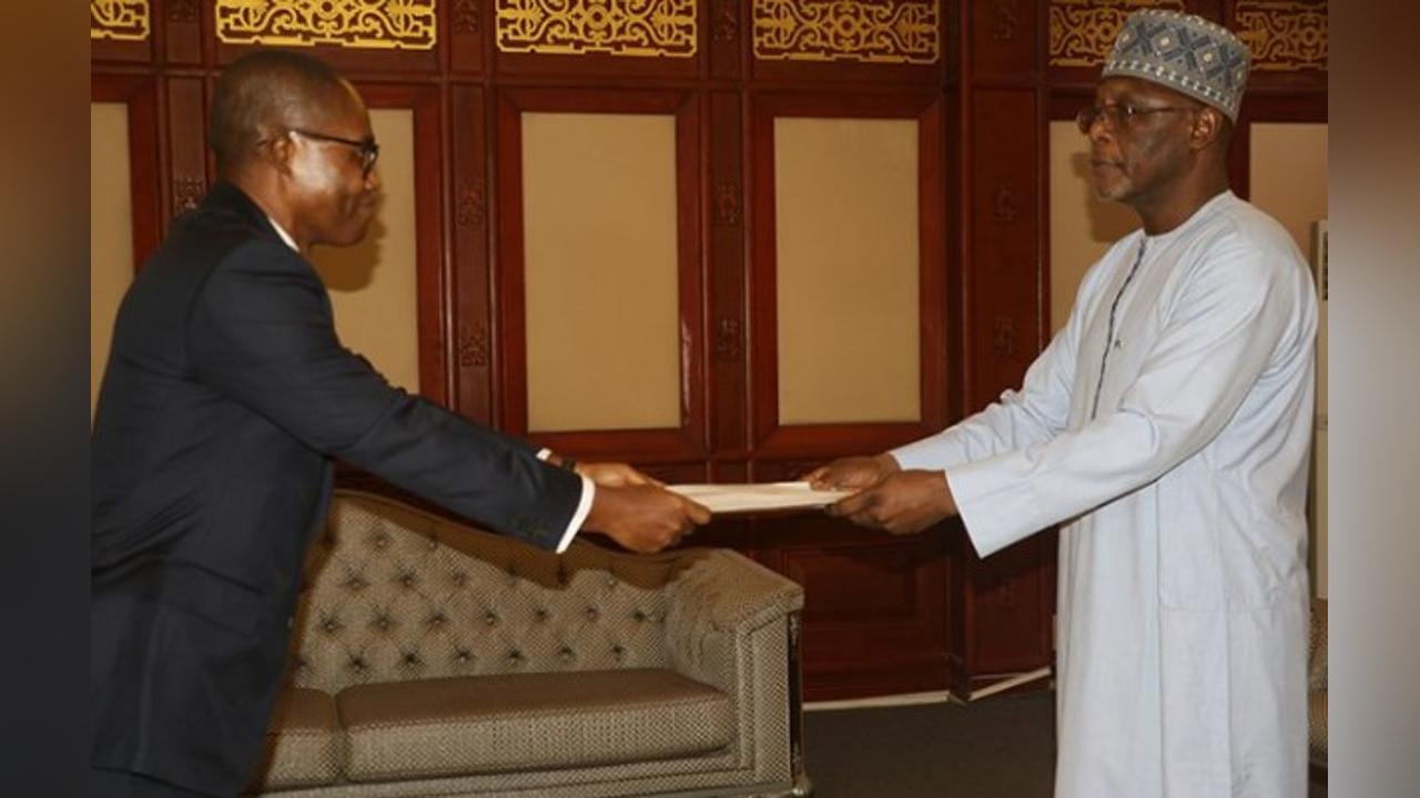 Au Ministère des Affaires Etrangères : Deux nouveaux Ambassadeurs présentent leurs copies figurées de lettres de créance Au Ministère des Affaires Etrangères : Deux nouveaux Ambassadeurs présentent leurs copies figurées de lettres de créance