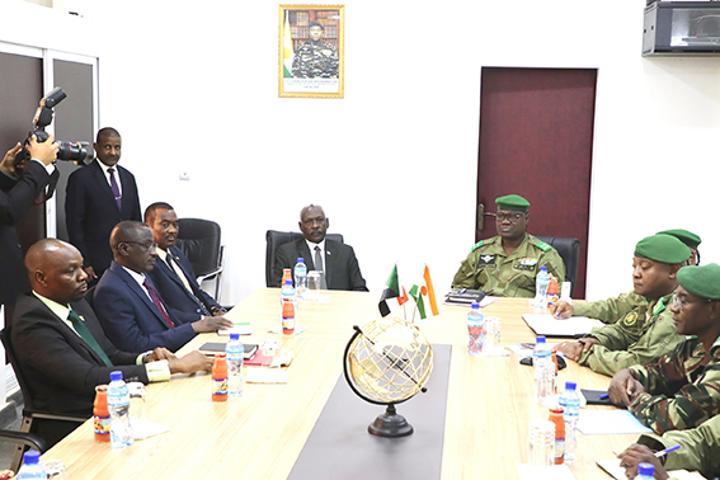 Séance de travail avec une délégation soudanaise au Ministère de l’Intérieur, de la Sécurité Publique, et de l’Administration du Territoire : Renforcer la coopération sécuritaire entre le Niger et le Soudan Séance de travail avec une délégation soudanaise au Ministère de l’Intérieur, de la Sécurité Publique, et de l’Administration du Territoire : Renforcer la coopération sécuritaire entre le Niger et le Soudan