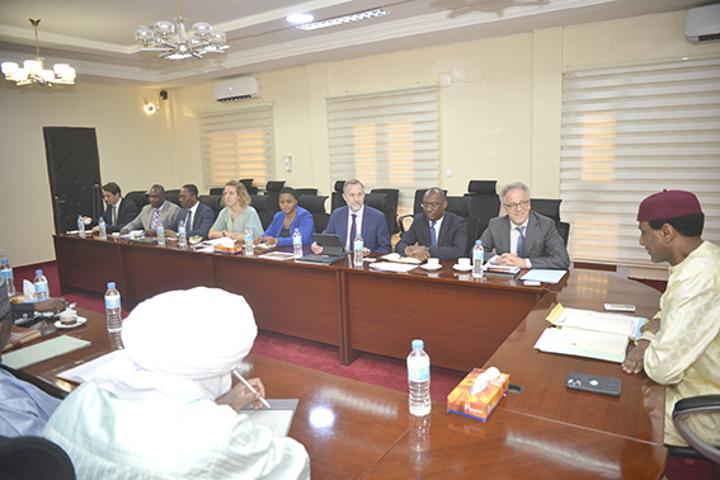 Au Cabinet du Premier ministre : M. Ali Mahaman Lamine Zeine reçoit une délégation du Groupe de la Banque Mondiale Au Cabinet du Premier ministre : M. Ali Mahaman Lamine Zeine reçoit une délégation du Groupe de la Banque Mondiale