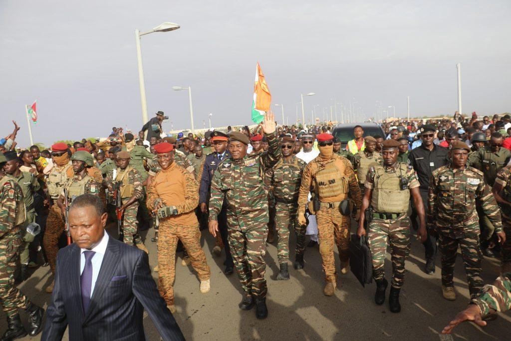 Arrivée du Président du Faso au Niger : Le capitaine Ibrahim Traoré reçoit un accueil exceptionnel à Niamey Arrivée du Président du Faso au Niger : Le capitaine Ibrahim Traoré reçoit un accueil exceptionnel à Niamey