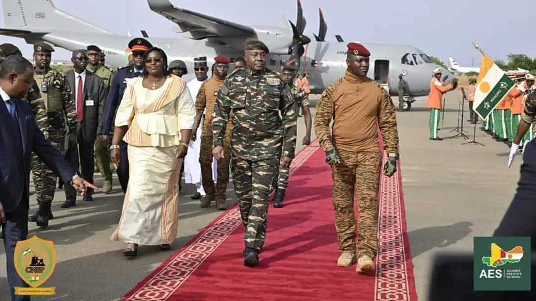 Sommet des chefs d'État de l'AES: accueil populaire au Capitaine Ibrahim Traoré du Burkina Faso à Niamey Sommet des chefs d'État de l'AES: accueil populaire au Capitaine Ibrahim Traoré du Burkina Faso à Niamey