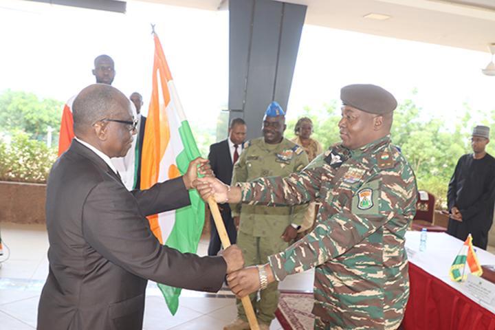 Remise de Drapeau aux sportifs nigériens en route pour les J.O de Paris 2024 : Le Chef de l’Etat exhorte les 7 athlètes et leurs encadreurs à faire la fierté de la Nation Remise de Drapeau aux sportifs nigériens en route pour les J.O de Paris 2024 : Le Chef de l’Etat exhorte les 7 athlètes et leurs encadreurs à faire la fierté de la Nation