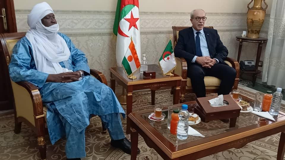 A Alger : Le ministre Sidi Mohamed Raliou s’entretient avec ses homologues algériens en charge de l’Economie de la Connaissance, des Start-up et des Micro-entreprises, et des Postes et des Télécommunications A Alger : Le ministre Sidi Mohamed Raliou s’entretient avec ses homologues algériens en charge de l’Economie de la Connaissance, des Start-up et des Micro-entreprises, et des Postes et des Télécommunications