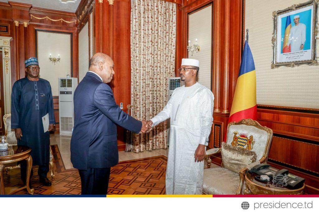 Poursuite de la mission de la campagne en vue de l’élection du candidat du Niger au poste de Directeur Régional de l’OMS pour l’Afrique : La délégation reçue par le Président Mahamat Idriss Deby Itno à N’Djamena Poursuite de la mission de la campagne en vue de l’élection du candidat du Niger au poste de Directeur Régional de l’OMS pour l’Afrique : La délégation reçue par le Président Mahamat Idriss Deby Itno à N’Djamena