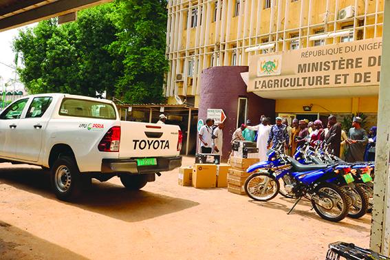 Au ministère de l’Agriculture et l’Elevage : Le colonel Elhadi Ousmane Mahaman réceptionne du matériel roulant et bureautique et visite le laboratoire de la Faculté d’agronomie Au ministère de l’Agriculture et l’Elevage : Le colonel Elhadi Ousmane Mahaman réceptionne du matériel roulant et bureautique et visite le laboratoire de la Faculté d’agronomie