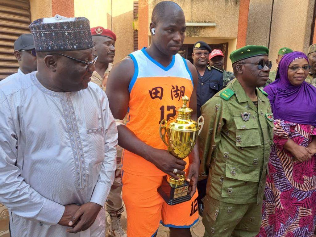 Dosso/Accueil du champion de la 1ère édition de la coupe de lutte traditionnelle du CNSP : Issaka Issaka présente son trophée au gouverneur de la région Dosso/Accueil du champion de la 1ère édition de la coupe de lutte traditionnelle du CNSP : Issaka Issaka présente son trophée au gouverneur de la région
