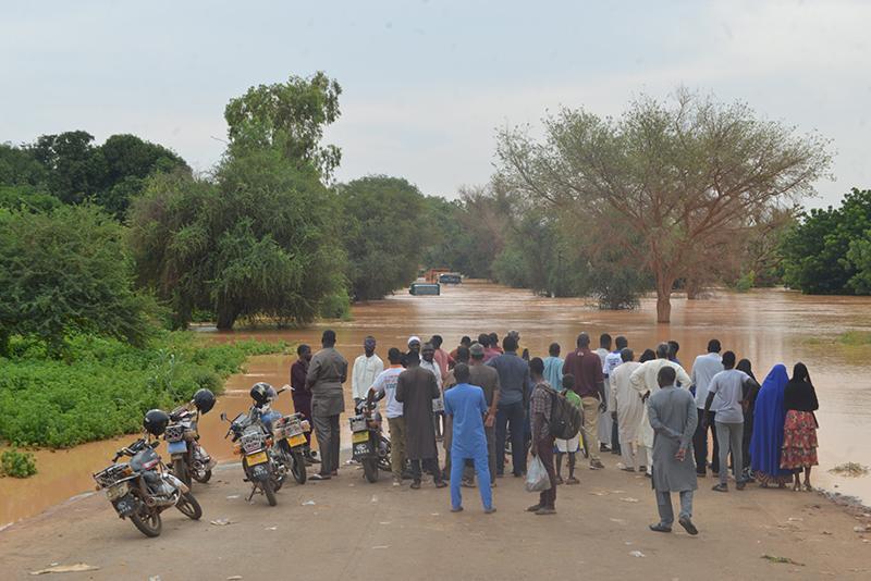 Interruption du trafic sur la RN 28 Niamey-Filingué et sur la RN1 Niamey- Dosso à Sorey : La nature impose sa loi, la solidarité s’organise pour trouver des solutions alternatives Interruption du trafic sur la RN 28 Niamey-Filingué et sur la RN1 Niamey- Dosso à Sorey : La nature impose sa loi, la solidarité s’organise pour trouver des solutions alternatives