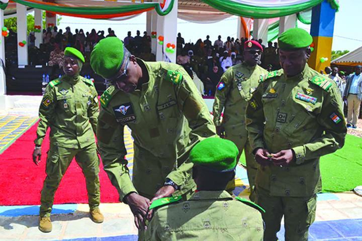 Cérémonie de triomphe de la 16ème Promotion de l’ENSOA d’Agadez : 420 élèves sous-officiers d’active, dont 168 élèves sous-officiers collatéraux reçoivent leur premier galon Cérémonie de triomphe de la 16ème Promotion de l’ENSOA d’Agadez : 420 élèves sous-officiers d’active, dont 168 élèves sous-officiers collatéraux reçoivent leur premier galon