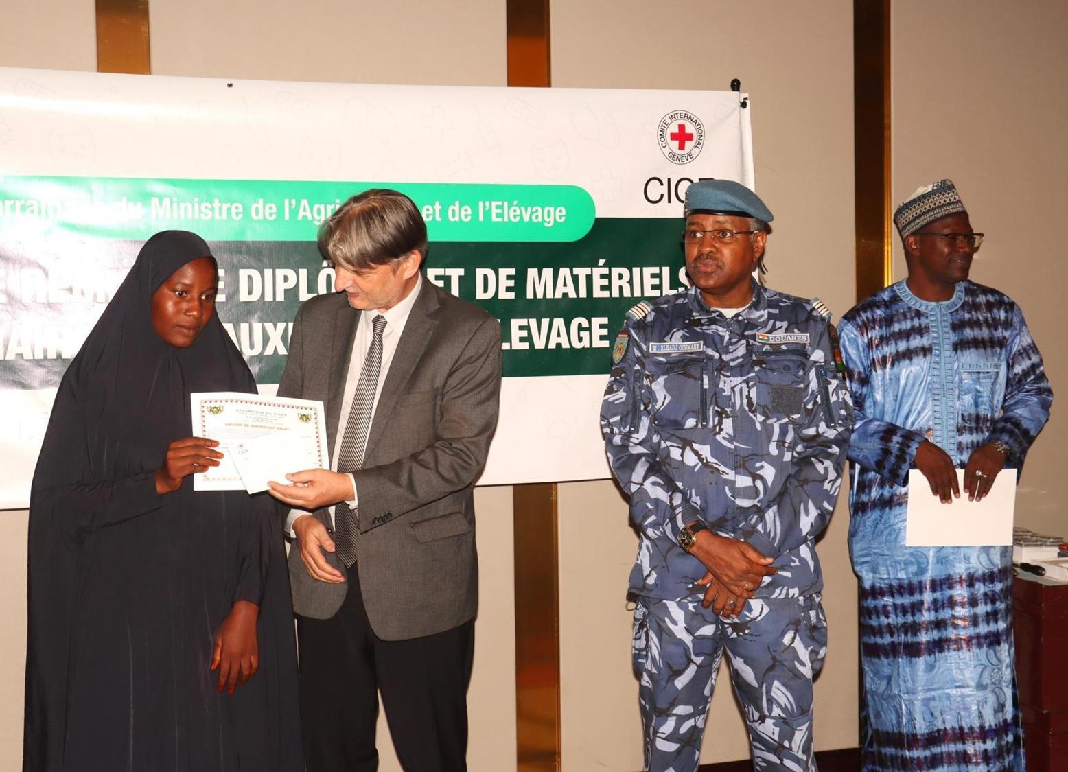 Le CICR remet des diplômes et kits vétérinaires à 16 auxiliaires d’élevage nigériens nouvellement formés Le CICR remet des diplômes et kits vétérinaires à 16 auxiliaires d’élevage nigériens nouvellement formés