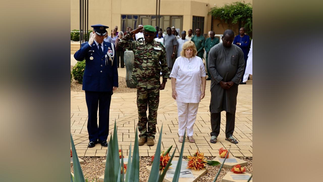 Attaque terroriste de Tongo Tongo (Tillabéri) : L’ambassade des USA au Niger rend hommage aux 8 soldats américains et nigériens tués Attaque terroriste de Tongo Tongo (Tillabéri) : L’ambassade des USA au Niger rend hommage aux 8 soldats américains et nigériens tués