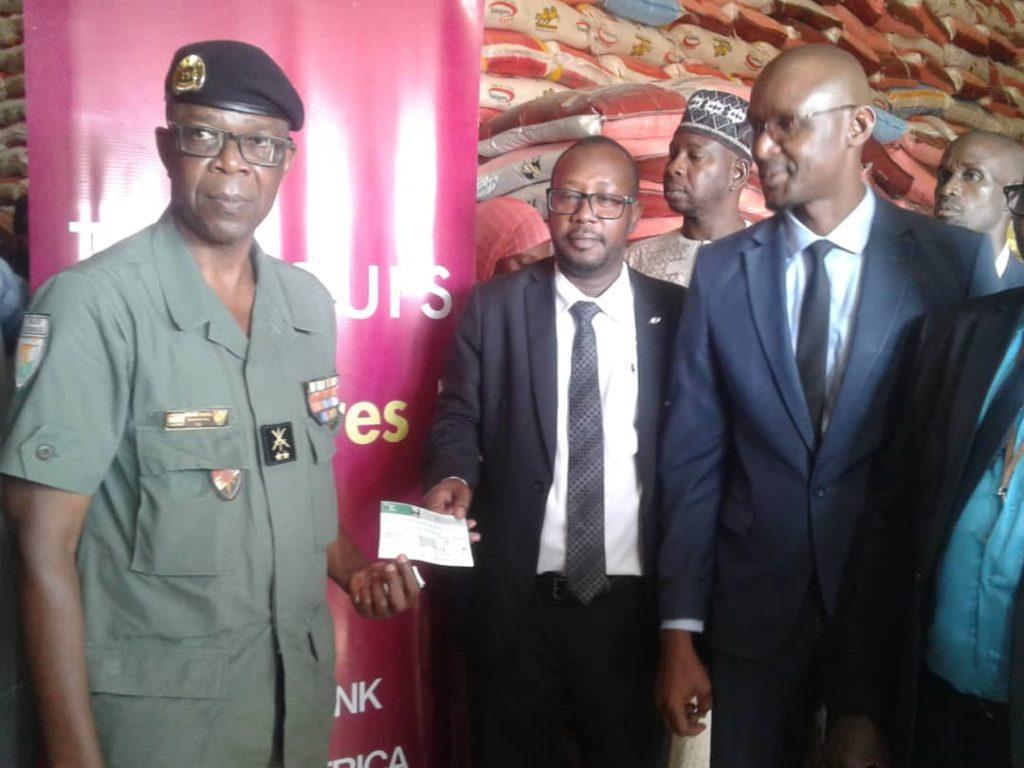 Gestion des inondations à Maradi : La Fondation BANK OF AFRICA offre un chèque de 5 millions de FCFA aux sinistrés de la région Gestion des inondations à Maradi : La Fondation BANK OF AFRICA offre un chèque de 5 millions de FCFA aux sinistrés de la région