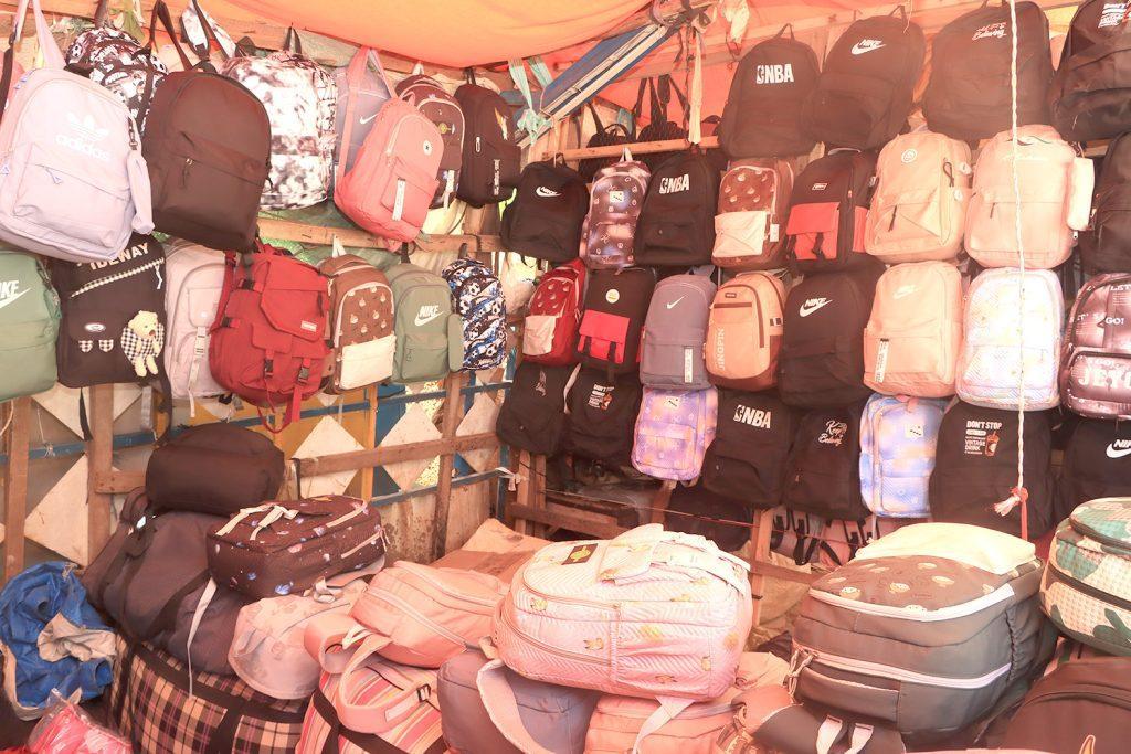 Préparatifs de la rentrée scolaire : A Niamey, les rayons des vendeurs de fournitures scolaires grouillent de monde Préparatifs de la rentrée scolaire : A Niamey, les rayons des vendeurs de fournitures scolaires grouillent de monde