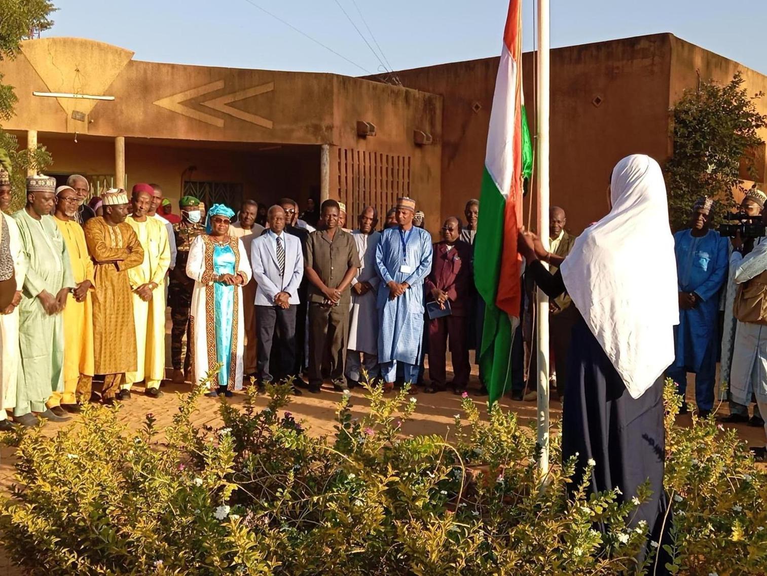 Initiative une École, une Semaine : La Ministre de l’Éducation au Lycée Abaché Chaibou pour la montée des couleurs Initiative une École, une Semaine : La Ministre de l’Éducation au Lycée Abaché Chaibou pour la montée des couleurs