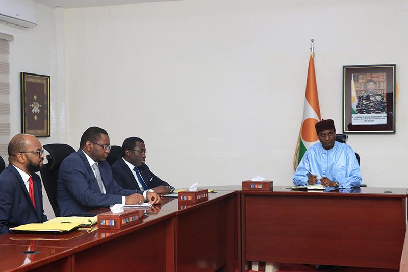 Au Cabinet du Premier ministre : M. Ali Mahaman Lamine Zeine reçoit l’administrateur du Niger au Conseil d’Administration du FMI et une délégation de la CNPC-WAPCO Au Cabinet du Premier ministre : M. Ali Mahaman Lamine Zeine reçoit l’administrateur du Niger au Conseil d’Administration du FMI et une délégation de la CNPC-WAPCO