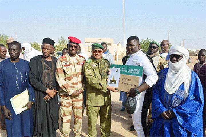 Présentation des prix et récompenses obtenus à la 45é édition du Sabre National Kokowa, Dosso 2024 : Le Gouverneur de la région félicite et encourage les lutteurs et le staff technique d’Agadez Présentation des prix et récompenses obtenus à la 45é édition du Sabre National Kokowa, Dosso 2024 : Le Gouverneur de la région félicite et encourage les lutteurs et le staff technique d’Agadez