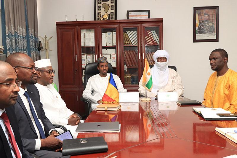 Rencontre au Ministère de la Communication, des Postes et de l’Economie Numérique : M. Sidi Mohamed Raliou s’entretient avec son homologue Tchadien Rencontre au Ministère de la Communication, des Postes et de l’Economie Numérique : M. Sidi Mohamed Raliou s’entretient avec son homologue Tchadien
