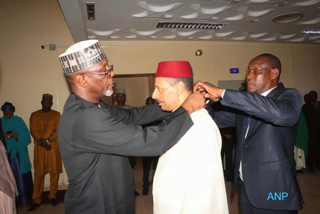 L’ambassadeur marocain, en fin de mission au Niger, élevé au grade de Commandeur dans l’Ordre du mérite du Niger L’ambassadeur marocain, en fin de mission au Niger, élevé au grade de Commandeur dans l’Ordre du mérite du Niger