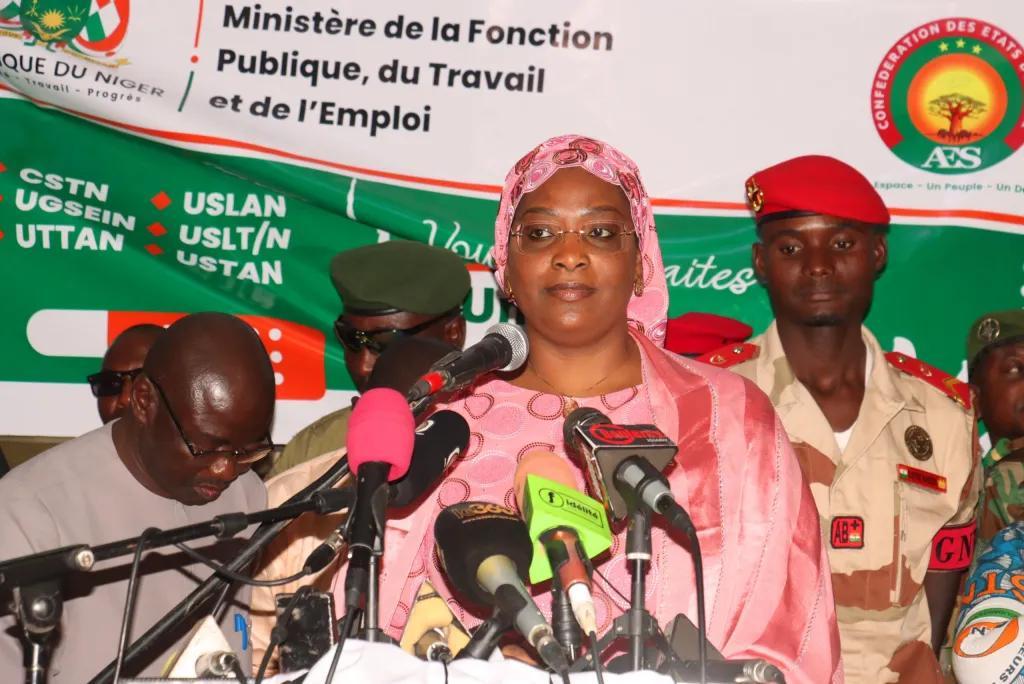 Fête du travail 2025: La ministre de la fonction publique reçoit les cahiers de doléances des travailleurs Fête du travail 2025: La ministre de la fonction publique reçoit les cahiers de doléances des travailleurs