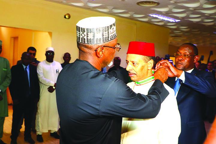 Cérémonie de distinction au ministère des Affaires Etrangères : SE Allal El Achab, Ambassadeur du Royaume du Maroc, élevé au grade de Commandeur de l’Ordre du Mérite du Niger Cérémonie de distinction au ministère des Affaires Etrangères : SE Allal El Achab, Ambassadeur du Royaume du Maroc, élevé au grade de Commandeur de l’Ordre du Mérite du Niger