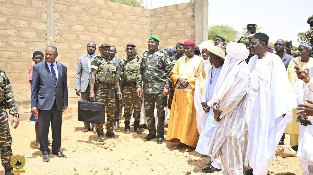 Niger: Le Mouvement social d’expression et de culture Peulh et Pastorale offre au chef de l’Etat un troupeau de boeufs Niger: Le Mouvement social d’expression et de culture Peulh et Pastorale offre au chef de l’Etat un troupeau de boeufs