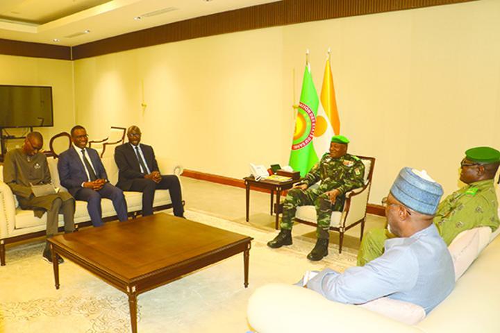À la Présidence de la République : Le Chef de l’Etat reçoit le ministre des Forces Armées du Sénégal, Envoyé Spécial du Président Bassirou Diomaye Faye À la Présidence de la République : Le Chef de l’Etat reçoit le ministre des Forces Armées du Sénégal, Envoyé Spécial du Président Bassirou Diomaye Faye
