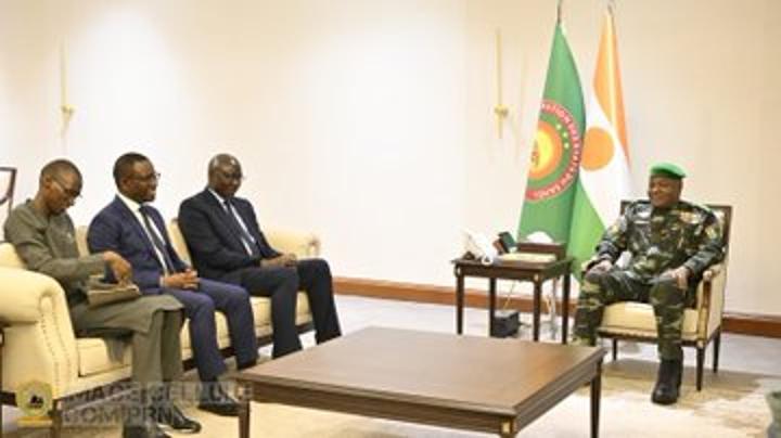 Le Président Tiani reçoit l'envoyé spécial du Président Sénégalais et le candidat à la présidence de la BAD Le Président Tiani reçoit l'envoyé spécial du Président Sénégalais et le candidat à la présidence de la BAD