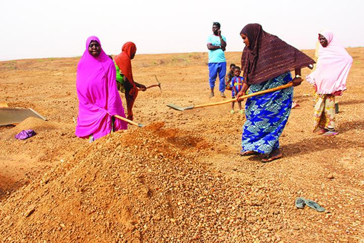 Ramassage de graviers dans le village de Koutoukalé Koira Tégui : Les femmes de la localité se battent pour leur pitance quotidienne Ramassage de graviers dans le village de Koutoukalé Koira Tégui : Les femmes de la localité se battent pour leur pitance quotidienne