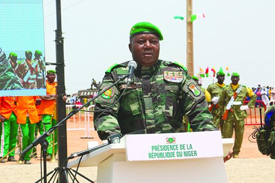 Sur le site du Bois Amadou Dan Bassa de Tirmini : Le Général d’Armée Abdourahamane Tiani appelle à une réappropriation de l’Histoire du pays et au combat écologique Sur le site du Bois Amadou Dan Bassa de Tirmini : Le Général d’Armée Abdourahamane Tiani appelle à une réappropriation de l’Histoire du pays et au combat écologique