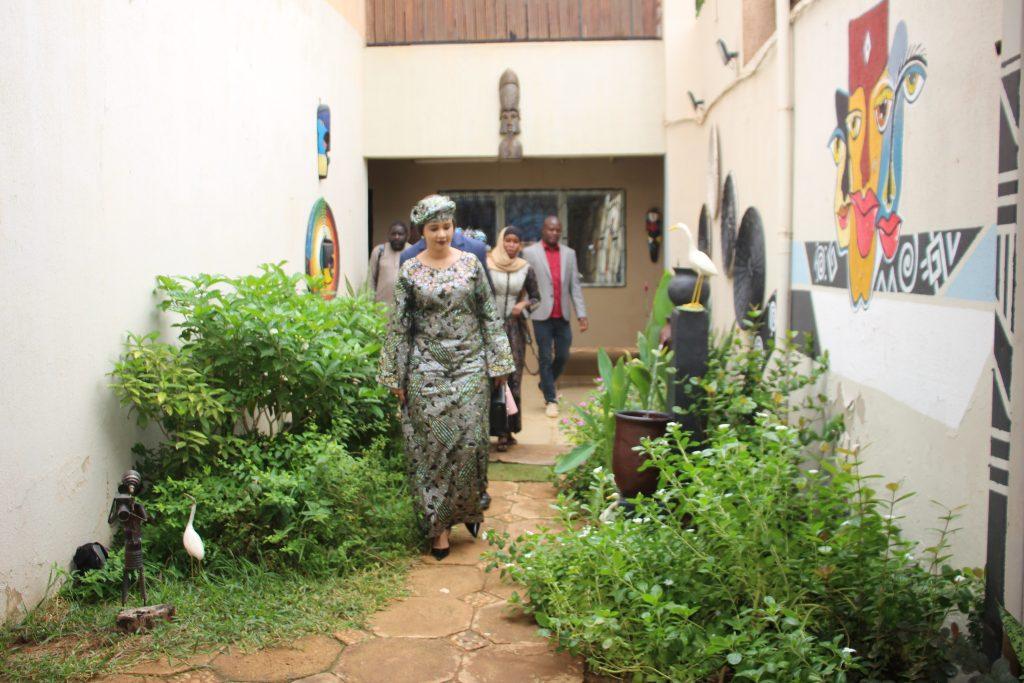 Visite de la ministre du Tourisme et de l’Artisanat à l’atelier coco design : Encourager le promoteur pour son engagement en faveur de la promotion de l’art Visite de la ministre du Tourisme et de l’Artisanat à l’atelier coco design : Encourager le promoteur pour son engagement en faveur de la promotion de l’art