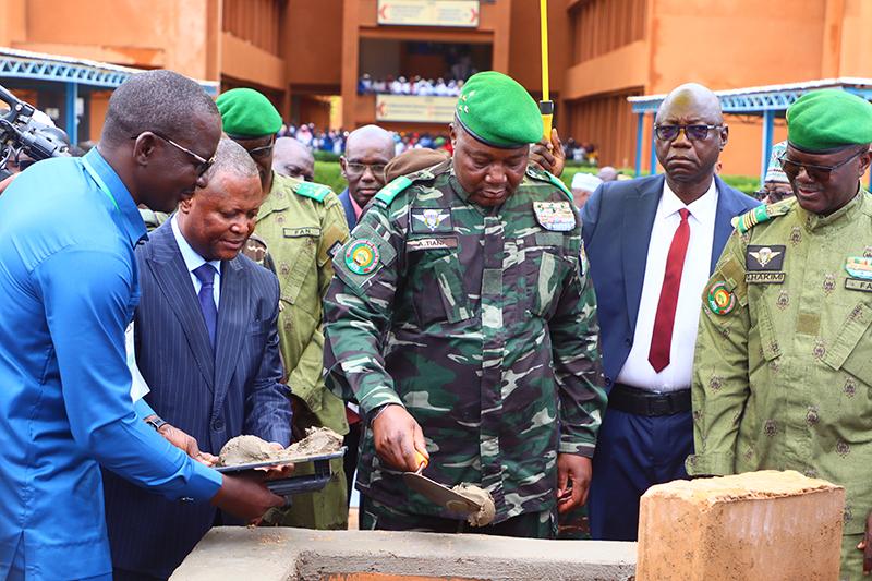 Pose de la 1ère pierre de la construction d’une unité de Tomographie à l’Hôpital Général de Référence (HGR) : Le Chef de l’Etat procède au lancement officiel des travaux de construction du bâtiment Pose de la 1ère pierre de la construction d’une unité de Tomographie à l’Hôpital Général de Référence (HGR) : Le Chef de l’Etat procède au lancement officiel des travaux de construction du bâtiment