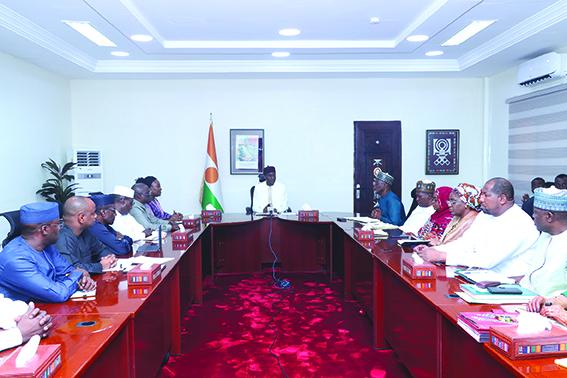 Au Cabinet du Premier ministre : M. Ali Mahaman Lamine Zeine s’entretient avec une délégation gouvernementale tchadienne Au Cabinet du Premier ministre : M. Ali Mahaman Lamine Zeine s’entretient avec une délégation gouvernementale tchadienne