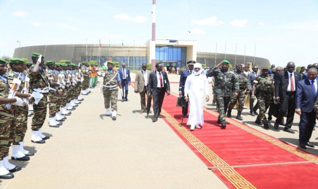Fin de la visite de travail du Président Tchadien au Niger : le Maréchal Mahamat Idriss Déby Itno a quitté Niamey pour N’djamena, ce matin Fin de la visite de travail du Président Tchadien au Niger : le Maréchal Mahamat Idriss Déby Itno a quitté Niamey pour N’djamena, ce matin