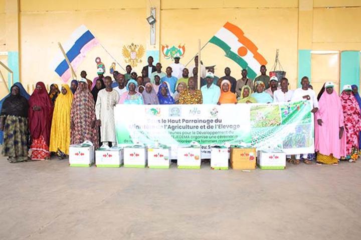 Remise De Semences Maraîchères Par L’ONG FEJEDEMA Remise De Semences Maraîchères Par L’ONG FEJEDEMA