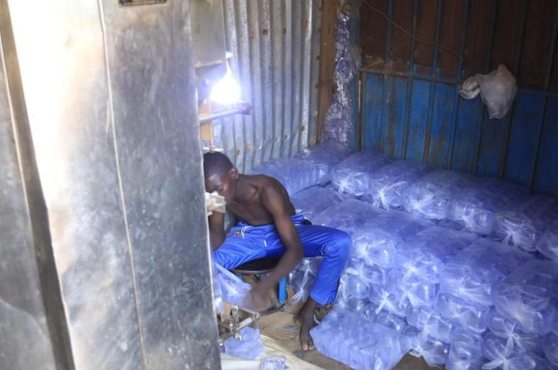 Eau En Sachet: Rapport Alarmant Sur L'Insalubrité Eau En Sachet: Rapport Alarmant Sur L'Insalubrité