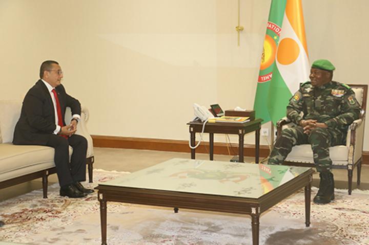 Entretien du Chef de l'État avec le Vice-ministre vénézuélien Entretien du Chef de l'État avec le Vice-ministre vénézuélien