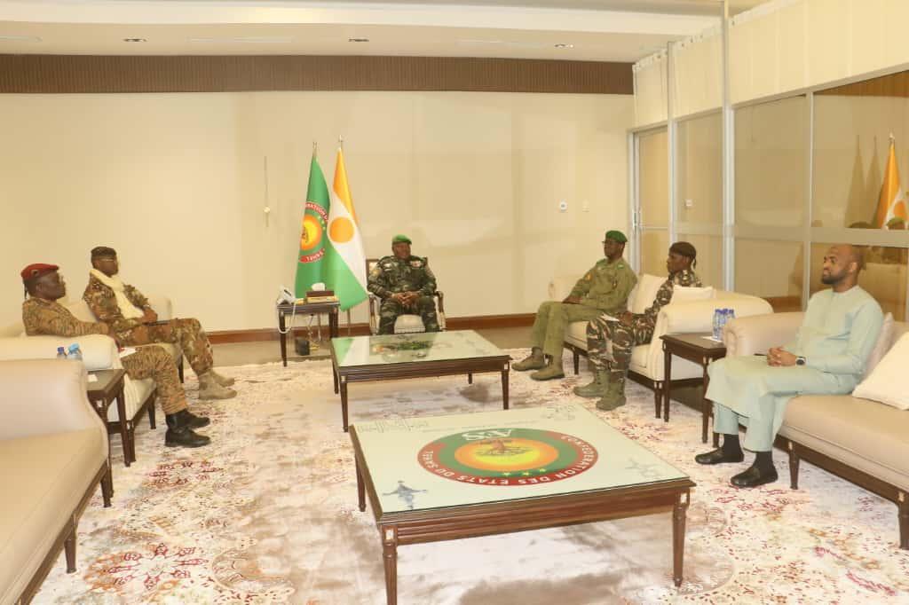 Réunion du Chef de l'État avec les ministres de la Défense Réunion du Chef de l'État avec les ministres de la Défense