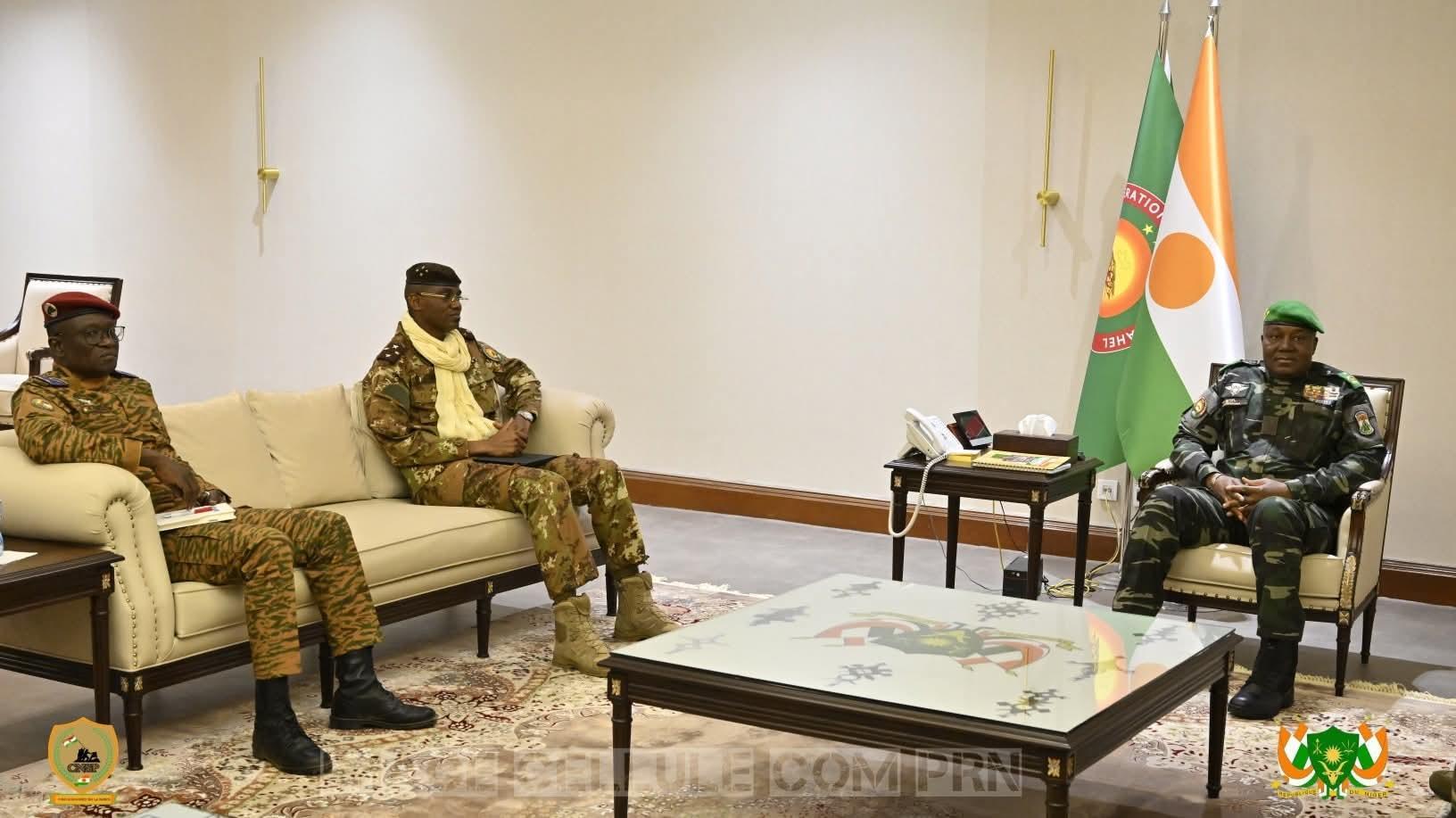 Sécurité Des Ministres de la Défense de l'AES Font le Point Sécurité Des Ministres de la Défense de l'AES Font le Point