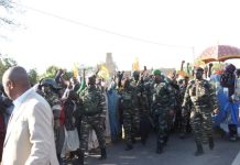 En Route Pour Agadez Le Chef De L’État Salue La Population En Route Pour Agadez Le Chef De L'État Salue La Population