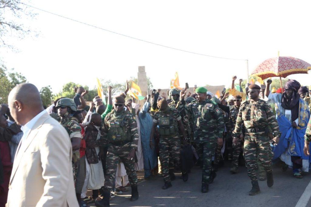 En Route Pour Agadez Le Chef De L'État Salue La Population En Route Pour Agadez Le Chef De L'État Salue La Population