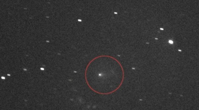 Comète Fascinante pour Scientifiques et Réseaux Sociaux Comète Fascinante pour Scientifiques et Réseaux Sociaux