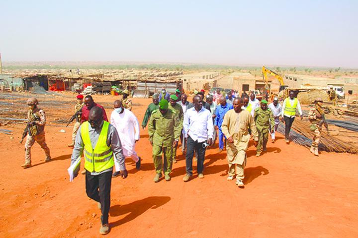 Visite du ministre de l’Urbanisme aux sites de logement Visite du ministre de l’Urbanisme aux sites de logement