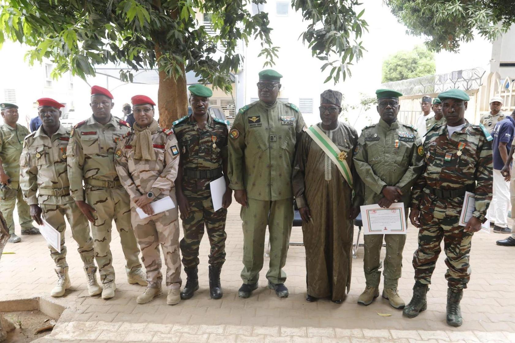 Préfet de Bilma et Compagnons Décorés Après Libération Préfet de Bilma et Compagnons Décorés Après Libération