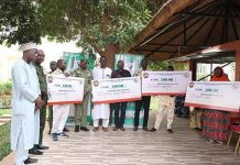 Quatre Gagnants Reçoivent Chèques TCE 2025 Quatre Gagnants Reçoivent Chèques TCE 2025