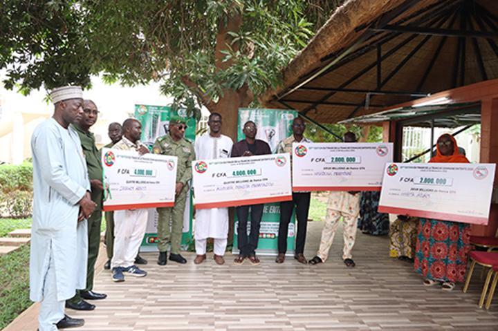 Quatre Gagnants Reçoivent Chèques TCE 2025 Quatre Gagnants Reçoivent Chèques TCE 2025